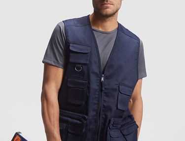 Imagen de un torso que porta una camiseta de poliéster gris y un chaleco multibolsillos azul marino