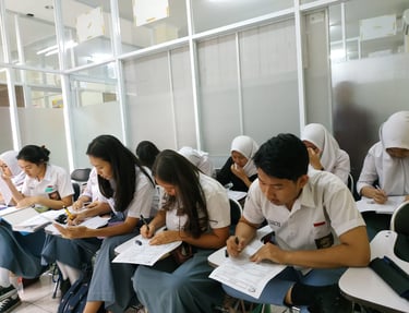 Siswa Prosus INTEN sedang mengikuti KUIS. Setiap pertemuan KBM selalu ada kuis.