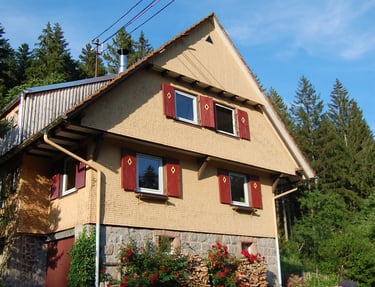 ein schönes Haus welches von der Sonne beschienen wird