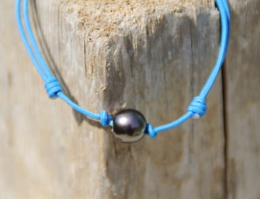 Bracelet avec cordon de couleur unie et perle noire de Tahiti de forme ronde