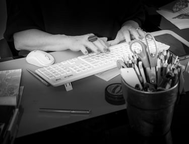 photo de nuit des mains de dominique Uhlen sur un clavier