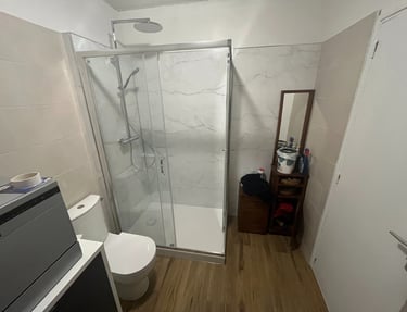 image d'une douche PMR aspect marbre avec un WC surélevé 