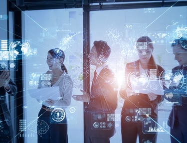 Jovem líder confiante usando tecnologia e conduzindo equipe em ambiente digital e colaborativo
