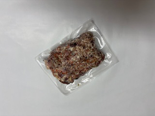 vakuumiertes Produkt, tiefgekühlter Fleischblock; Barf Menü Rind