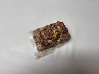 vakuumiertes Produkt, tiefgekühlter Fleischblock; Barf Menü Lamm