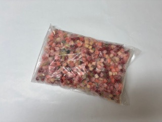 versiegeltes Produkt, tiefgekühlte Gemüse-, Beeren- und Fruchtstücke; bunter Gartenmix