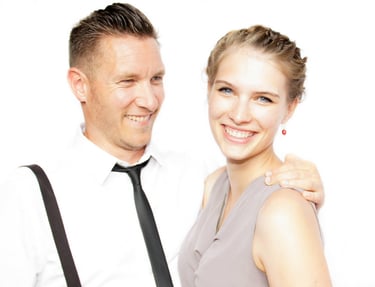 Portrait de couple souriants sur fond blanc