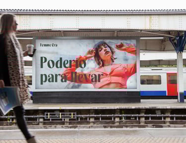 Anuncio en valla publicitaria de Femme Era, destacando la identidad visual y mensajes de la marca en un formato de gran escal