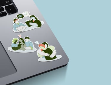 Diseño de tres pegatinas de Serenalia, mostrando un ordenador y las ilustraciones de la marca.