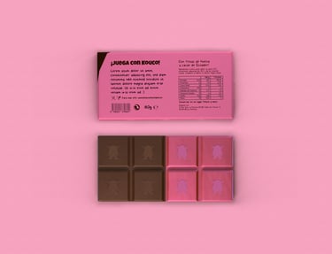 Diseño de la parte trasera del packaging de Kouco junto con una tableta de chocolate marcada con el personaje del logotipo