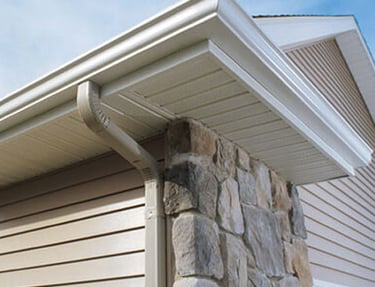 installation gouttieres couleur creme sur maison laval-des-rapides