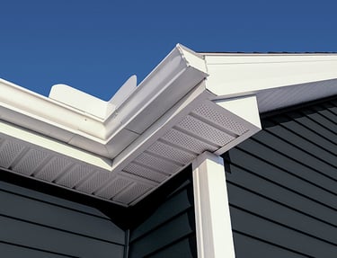 installation gouttieres blanche sur maison Terrebonne