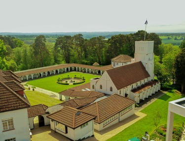 Downe House Global Academy'nin ana bahçesi ve okul binası