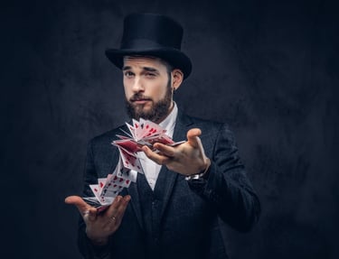 magicien avec un chapeau et des cartes