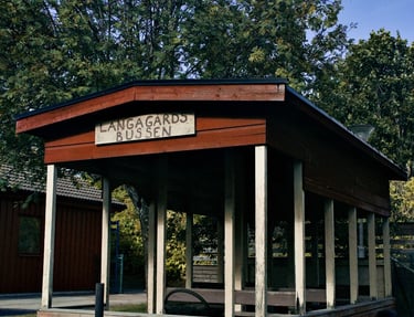 En buss i trä som barnen på förskolan i Moheda lekte i när dem var utomhus