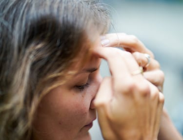 Julia Dencker doing EFT-Tapping