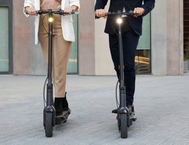 dos patinetes electricos Ninebot max en la ciudad