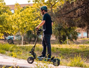 persona montando en patinete electrico smartgyro raptor