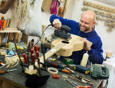 Luthier travaillant sur le façonnage d'une guitare classique