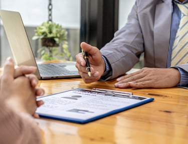 Un conseiller financier avec son client pour un futur projet