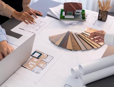 Des architectes travaillent sur un projet de rénovation d'une habitation