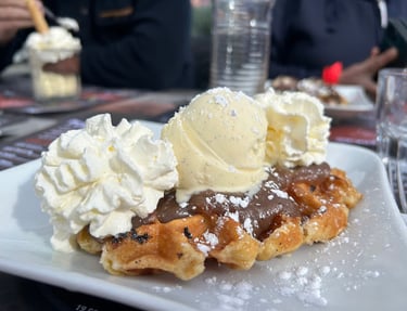 Gaufre gourmande avec glace et chantilly servie au Bistrot Savoyard.