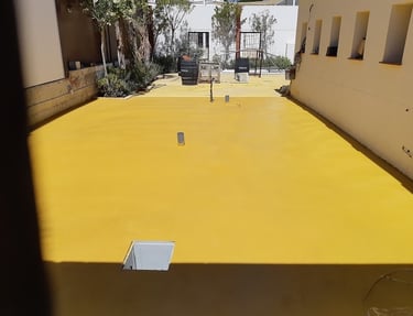 Superficie de hormigón pulido en color albero, ideal para patios y espacios exteriores con un acabado moderno.