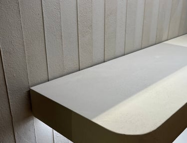 enduit à la chaux murale et étagère