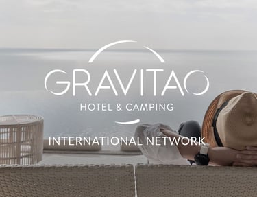 Logo GRAVITAO et vue sur une piscine avec horizon dégagé, symbolisant le luxe et la détente.