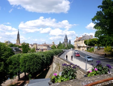 Panorama depuis le Belvédère de l’Esplanade à Metz, offrant une vue imprenable sur la Moselle, les toits de la ville et les e