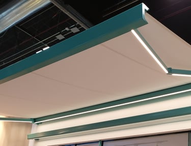 Toldo moderno para terrazas con luces LED y cofre de protección - Soluciones para interior/exterior.
