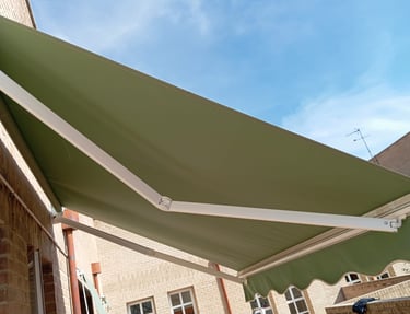 Montaje de toldos para balcones y ventanas en viviendas particulares y comunidades.