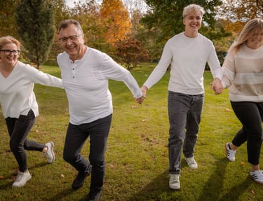 Bild von Familie, lachend, spielend