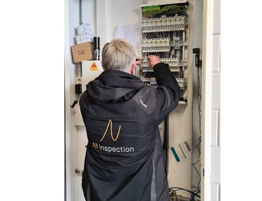 nspection medewerker controleert elektrische installatie in verdeelkast