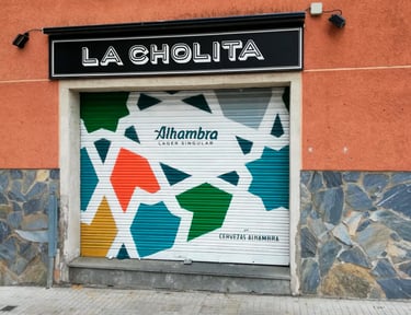 Antes y después de persiana de comercio graffiti mural pintura decorativa Tarragona