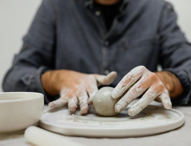 une personne en train de modeler une boule d'argile