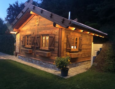 rustikales Gerätehaus aus Holz für den Garten