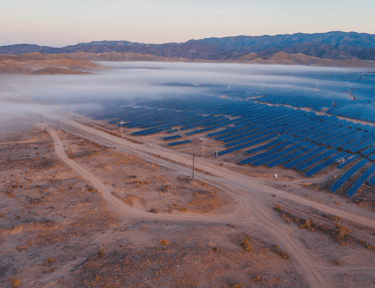 Büyük ölçekli lisanslı güneş enerjisi santrali.