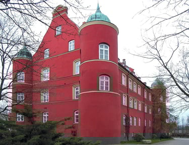Un chateau avec des murs en enduit pierre peint avec de la peinture a la farine rouge