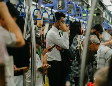 这是老方每天挤在电车里上下班。