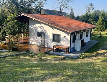 Casa principal do sítio à venda em Águas Mornas SC, rodeada de área verde e tranquilidade.