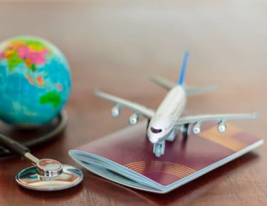 Passaporte, avião miniatura e globo terrestre em cima da mesa