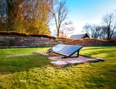 Station solaire pour piscine avec panneaux photovoltaïques en fonctionnement