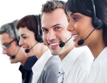 um grupo de pessoas realizando um atendimento telefonico ou digital 24 horas por dia