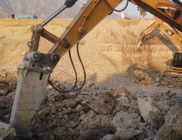 Excavadora 320D con martillo trabajando en sitio