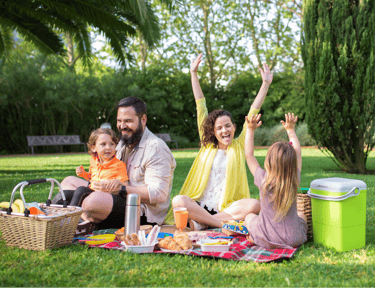 Une famille dans un parc à Mettray
