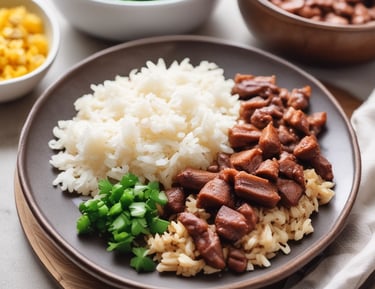 prato de arroz, feijão, carne e salada em um prato em cima de uma mesa