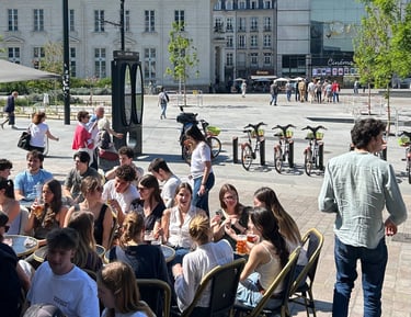 groupe d'amis et collègues avec des cocktails