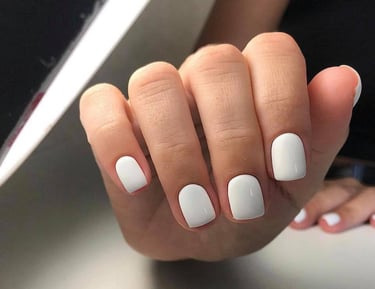 Klientes ilgalaikis aparatinis manikiūras 