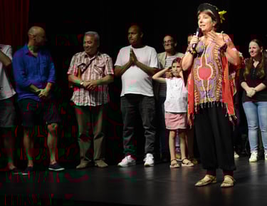 atelier forum 1 femme devant groupe participants sur scène